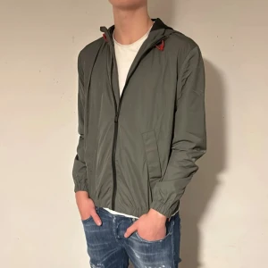 Grön vindjacka från Zadig & Voltaire - Säljer min gröna Zadig Voltaire jacka inprincip helt ny. Använd fåtal gånger och tag kommer med. Priset är ej hugget i sten så tveka inte på att kontakta vid frågor