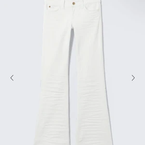 Vita bootcut jeans från chap monday - Snygga vita jeans från chap monday med bootcut-modell och klassisk femficksdesign. Byxorna har gylf med knapp och dragkedja samt en skön passform. Perfekta för dig som vill ha en fräsch och trendig look med lite utsvängda ben.