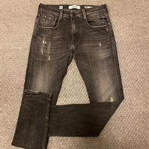 Replay anbass aged 5 years - Säljer nu ett par feta jeans från replay i modellen anbass aged 5 years med snygga slitningar på. En slitning som gick upp på knät men har lagats med lapp inuti och inget som syns. Också ett litet slitage vid skrevet men påverkar inte byxorna något. Perfekt nu till vintern. Skriv om du har fler frågor eller funderingar.