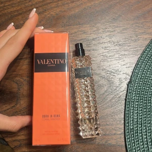 Valentino Donna Born In Roma 15ml - Jag annonserade två stycken parfymer i min förra annons. En blev såld och nu har jag en kvar. Parfymen är oöppnad och helt ny.Valentino Donna Born In Roma Coral Fantasy i smidig 15 ml flaska. Perfekt storlek för väskan och resor. Snygg design och trendig doft från ett av de hetaste märkena just nu.