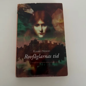 Rovfåglarnas tid - En spännande och sensuell roman som utspelar sig under den franska revolutionen. Följ Angelica Blake från England till slottet Polignac, där intriger, kärlek och historiska händelser väntar. Perfekt för dig som gillar dramatiska berättelser och historiska miljöer.