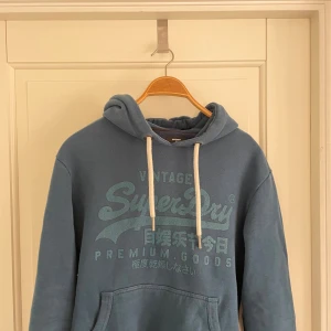 Superdry hoodie - Svin snygg och trendig superdryhoodie.
