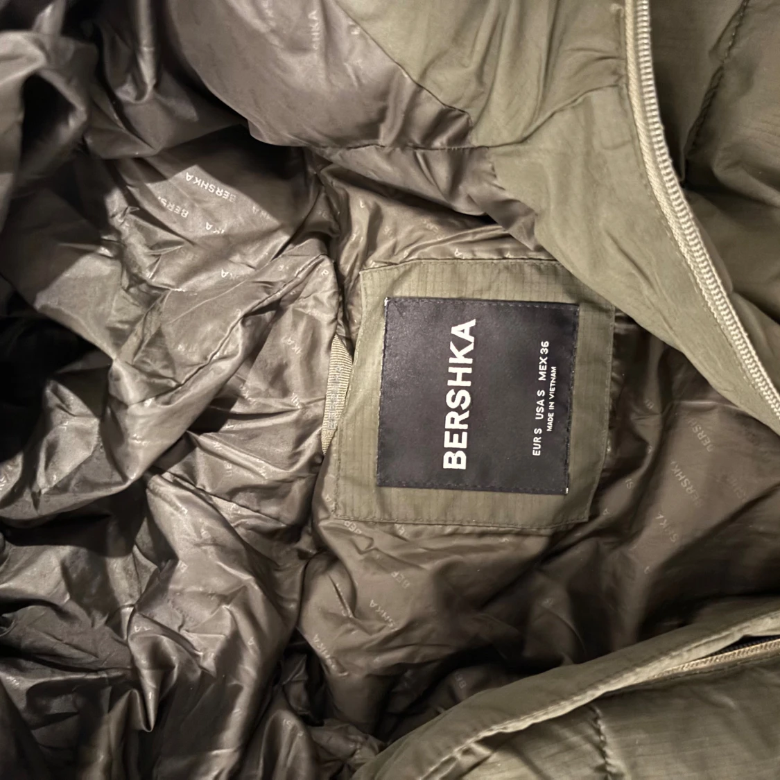 Mörkgrön pufferjacka från Bershka - 2