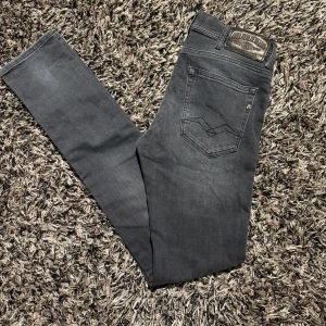 Replay jeans - Säljer dessa oerhört snygga och trendiga replay jeansen i W28. Skick 9/10. Nypris runt 1500-2000 :- vårat pris 449:-. Endaste jeansen medföljer, priset kan diskuteras vid snabb affär. Kom med bud! Vh Trendhörnan shop