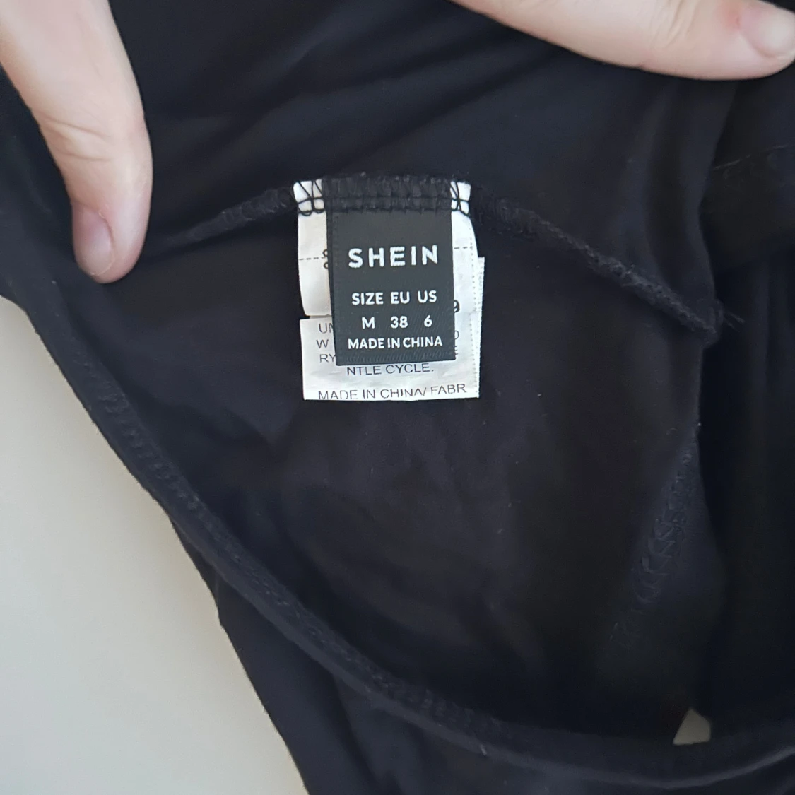 Svart topp med öppen rygg från SHEIN - 2