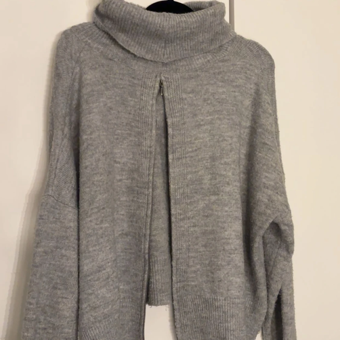 Grå stickad kofta med dragkedja