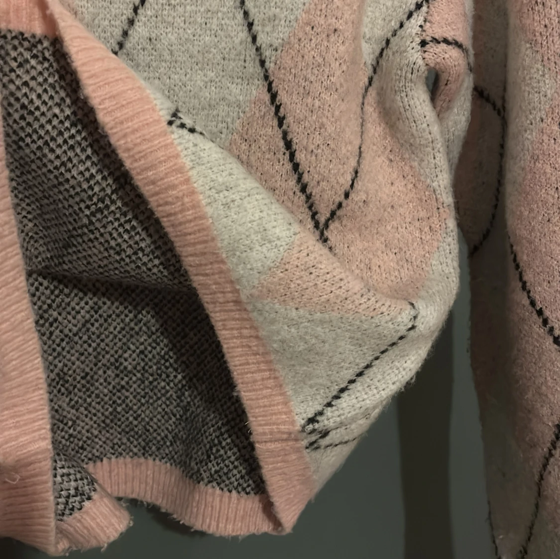 Rutig stickad tröja från 157 i rosa - 2