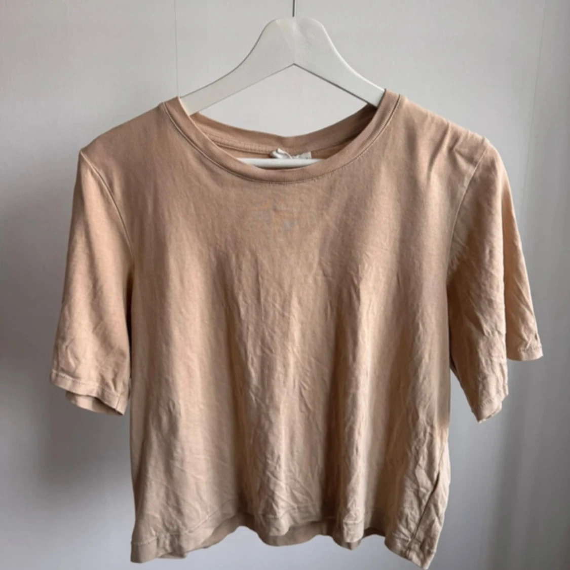 Beige t-shirt från Gina Tricot