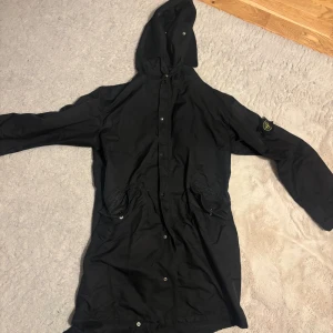 Stone Island David TC Parka A/W2007 - En jacka du inte ser varje dag. Från AW 2007. Alltså 18 år gammal. Inga hål eller liknande men jackan hade kanske behövt sig en tvätt. Annars fint skick. Skickar gärna mer detaljerade bilder vid seriöst intresse