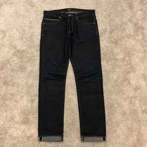 Neuw Selvedge Jeans - Hej! Säljer dessa nästintill helt nya Selvedge jeansen från märket Neuw i 100% bomull! Jeansen har endast använts 1 dag! Dessa har inte börjat få några fades ännu och är redo för en lång historia! Nypriset ligger på 2700kr! Modell: Lou slim. Storlek: W31/L32. Varmt välkommen att kontakta mig vid minsta intresse av köp! 😊mvh DC