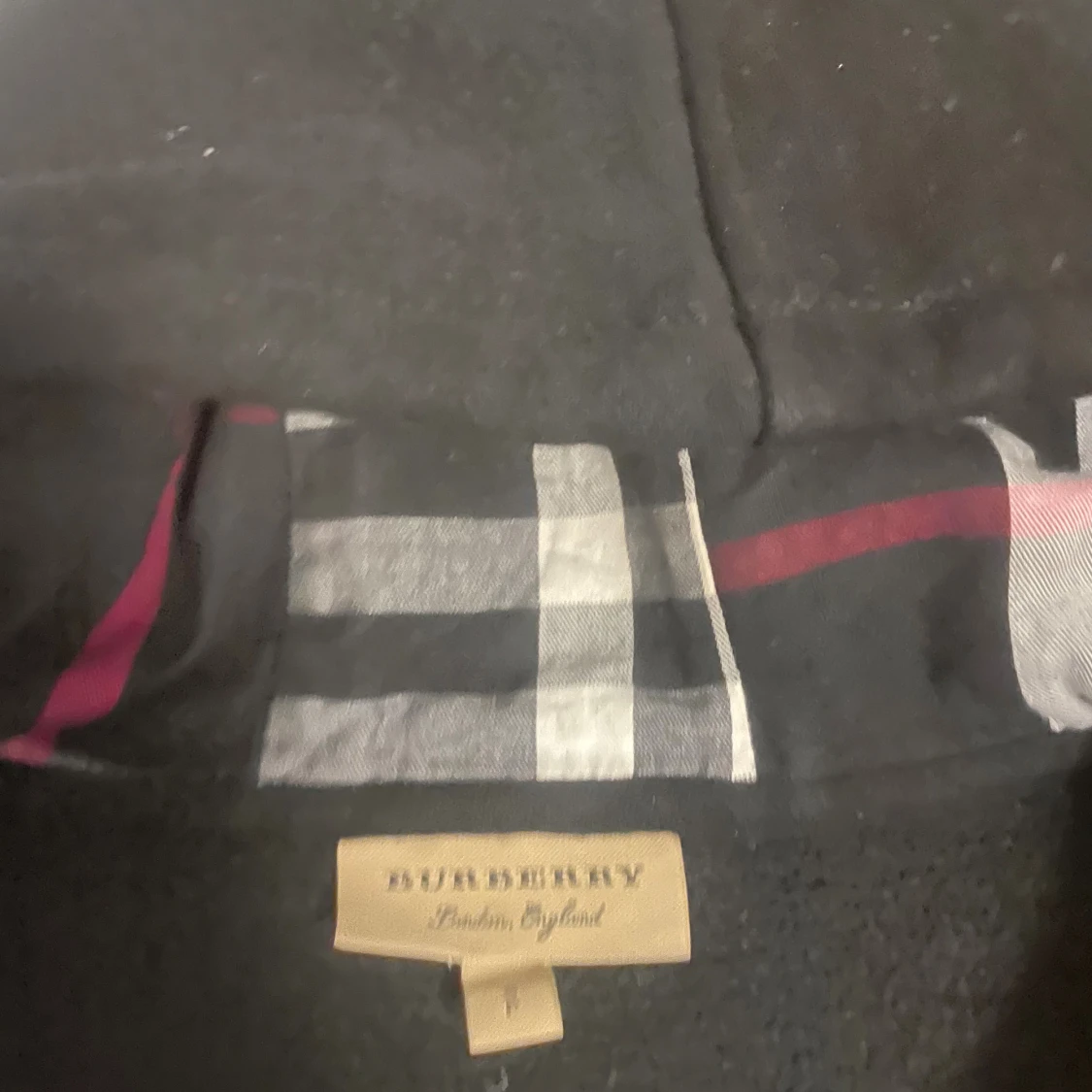 Svart Burberry hoodie med dragkedja som är sönder  - 1