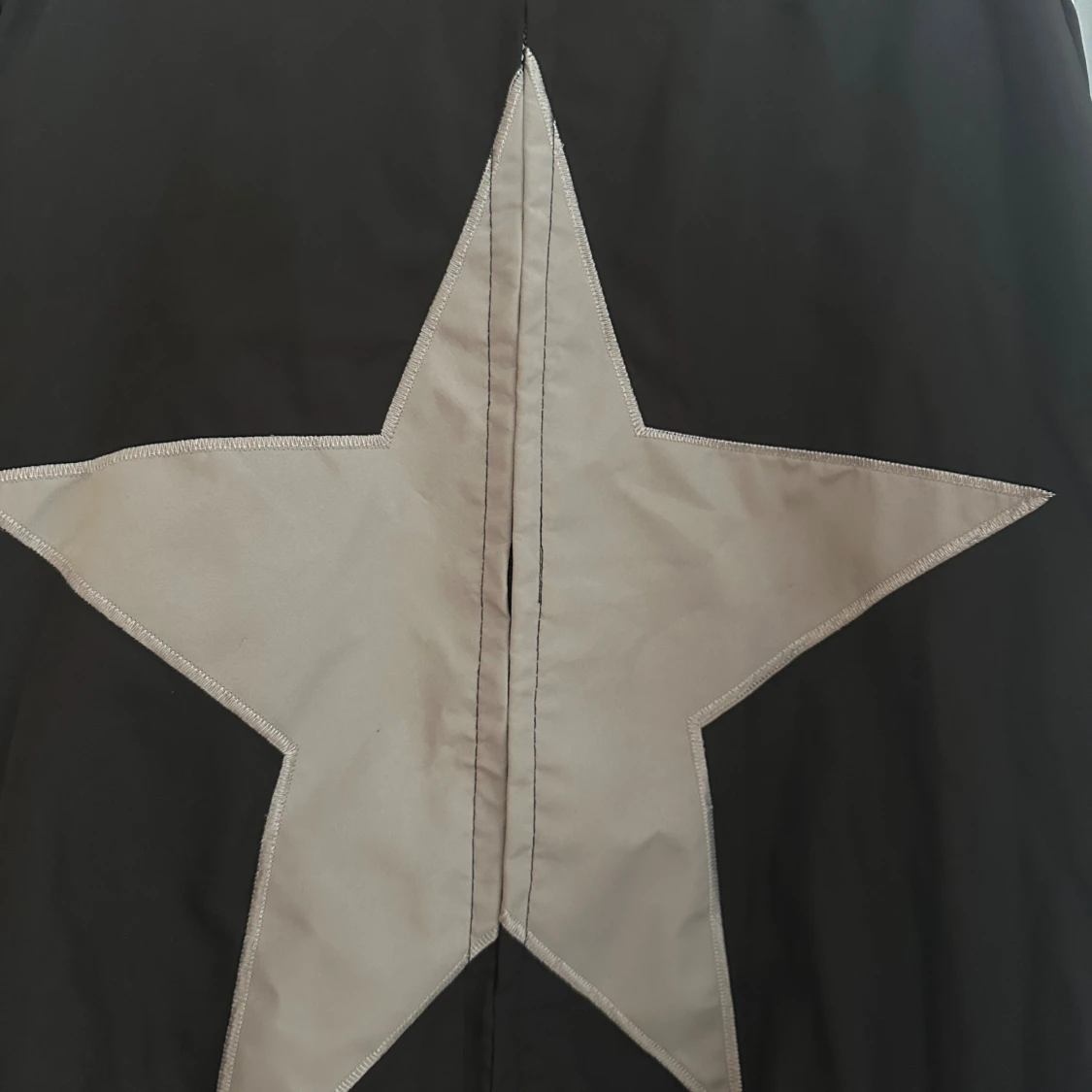 Svart och grå vindjacka med stjärna HELT NY!! - 4