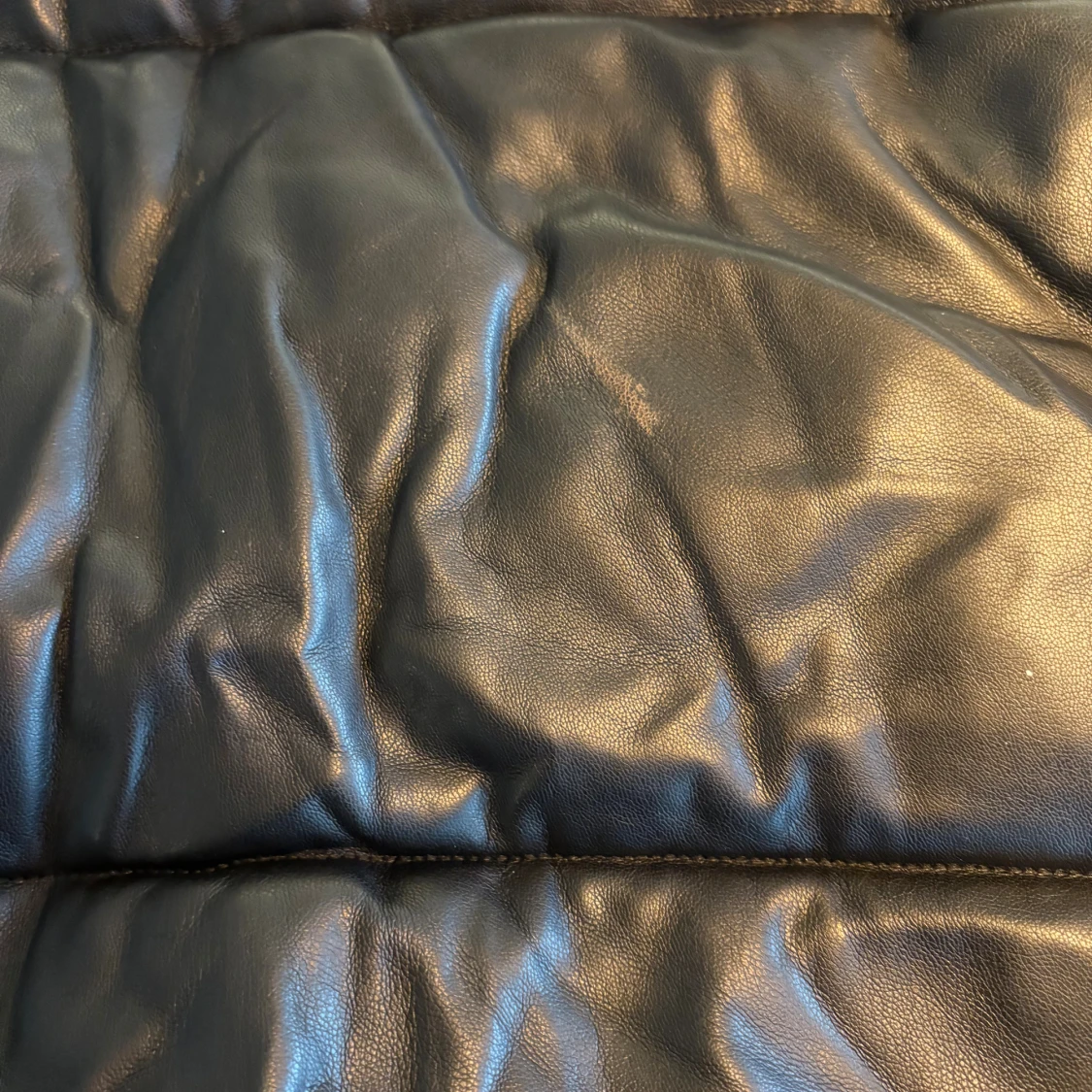 Svart pufferjacka i skinn från Lindex - 3