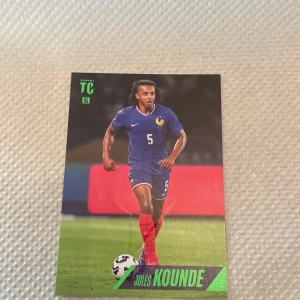 Jules Koundé - Coolt samlarkort med Jules Koundé från det franska landslaget! Perfekt för dig som älskar fotboll och vill ha en unik del av sporten i din samling. Kolla in spelarstatistik och snygg design – ett måste för alla unga fotbollsfans!