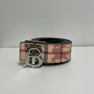 Burberry Bälte - Hejsan, säljer ett helt nytt bälte aldrig tidigare använd. Storlek 110cm. Postar alltid inom 24h efter köpet. Skriv gärna om du har fler frågor.