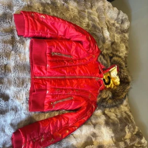 Babyphat jacka - En jätte fin vintage babyphat pufferjacka i storlek M men passar XS/S. Har ett litet snitt vid innerfickan som lätt kan lagas. Avtagbar päls. Pris kan diskuteras!❤️