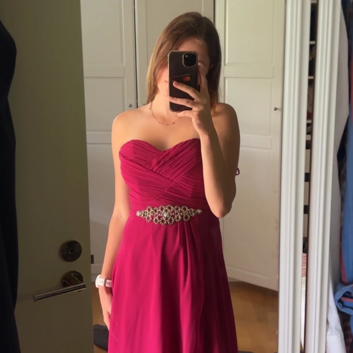 Mörkrosa långklänning med pärldetalj - 1