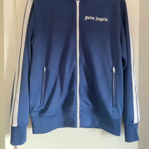 Palm Angels tröja - Storlek L men skulle säga sitter mer som M. Den är använd och har små defekter som inte är märkbara. Säljer då jag gått upp i storlek