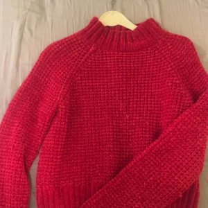 Röd stickad tröja -  röd stickad tröja med grov struktur och hög ribbad krage från h&m