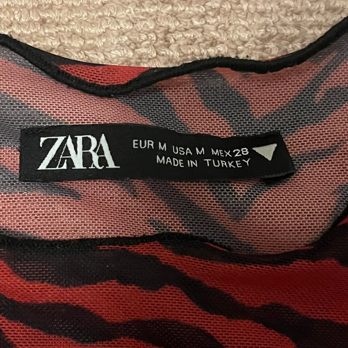 Röd zebramönstrad mesh-topp från Zara - 1