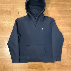 Ralph Lauren hoodie Marinblå - Fin Ralph Lauren hoodie i storlek Xl för boys så den är identisk som Xs i herr. Mycket bra skick, marinblå . Pris kan diskuteras. Skriv för mer info 🙌🏼🙏🏼