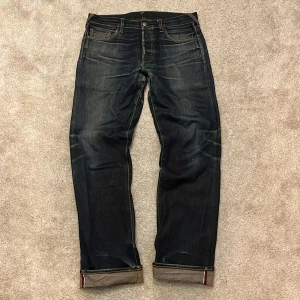 Evisu Selvedge jeans RARE!  - Hej! Säljer dessa sjuka äkta japanska Evisu Selvedge jeansen i 100% bomull! Riktigt feta fades och använda länge! Gjorda i Japan med japanska vävstolar och selvedge kanten är i färgerna vit och röd! Sjukt sällsynta jeans och dessa är handmålade bak på fickan! Baggy/Loose fit i storlek W33! Normalt slitna och är lagade i grenen! Skriv vid minsta intresse av köp! Jag kan skicka mått. Mvh DC 🔹