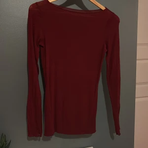 Vintöd intimissimi boat neck  - Vinröd intimissimi tröja i XS. Ett litet hål i ärmen som syns på en av bilderna. Annars inget fel på den. 