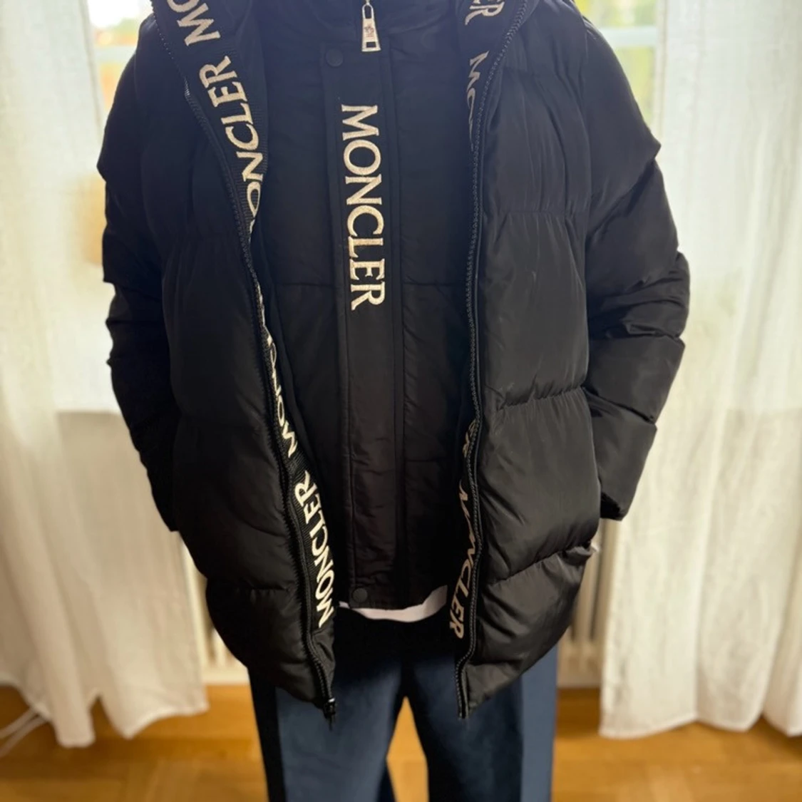 Svart Moncler pufferjacka med huva - 1