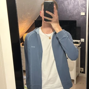 Blå pyjamas hoodie från BOSS - Bra skick, en liten lagning i ena ärmslutet! Väldigt mjuk och även tunn