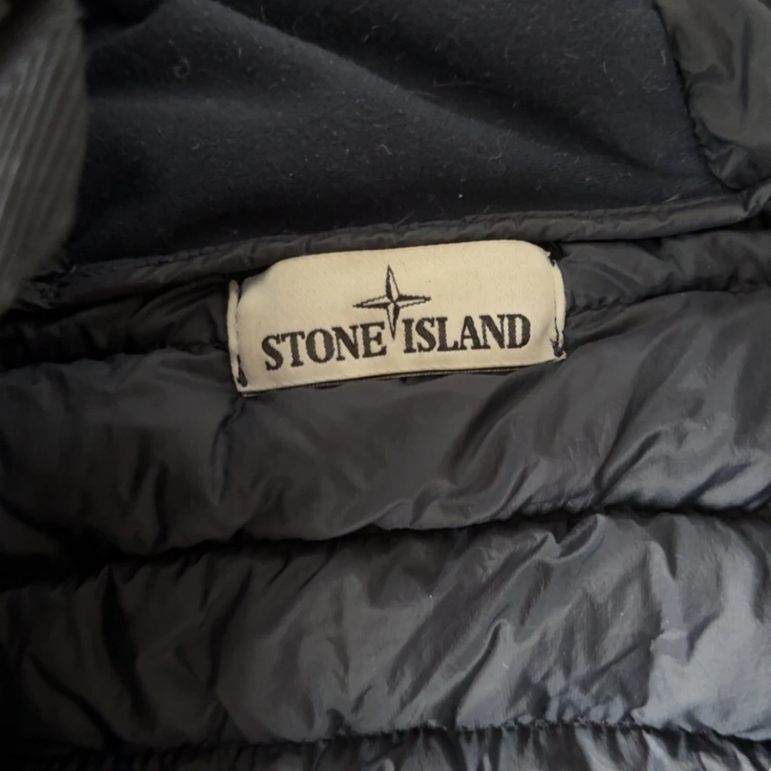 Mörkblå dunjacka från Stone Island - 1