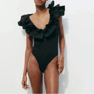 Zara svart volang body - Säljer denna Zara body i storlek M, den passar dock både xs och s❤️