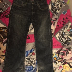 Baggy Jeans - Ett par skitsnygga mörkblåa baggy jeans. De är slitna längst ner vid fötterna, men det tänker man inte på när man har på dem. Skriv om ni har frågor! Priset kan diskuteras och jag kan gärna mötas upp!