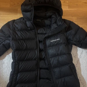 Peak Performance vinterjacka  - Säljer en svart pufferjacka från Peak Performance i storlek XS. Jättesnygg och bekväm. Andvänd i  några månader förra året 