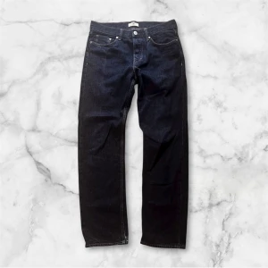 Mörkblå jeansbyxor från H&M 30/32 - Snygga mörkblå jeansbyxor från H&M i klassisk straight fit. Modellen har fem fickor, silverfärgade nitar och kontrastsömmar. Jeansen är tillverkade i slitstark bomull och har normal passform med midwaist. Perfekt för dig som gillar enkel och tidlös stil. Nypris 449kr: Mitt pris 199kr!