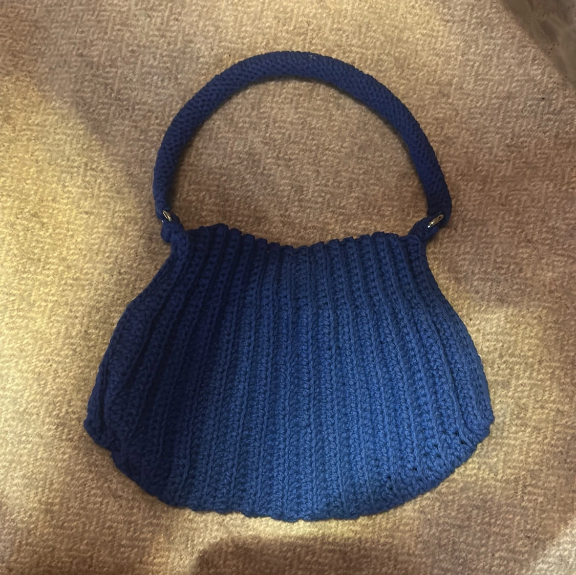 Blå stickad handväska med guldmärke - 1