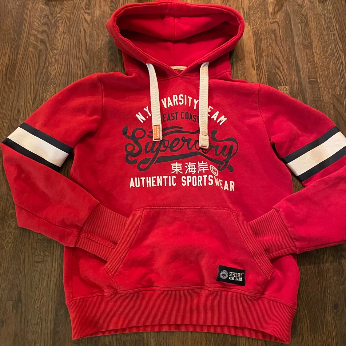 Röd hoodie från Superdry med tryck