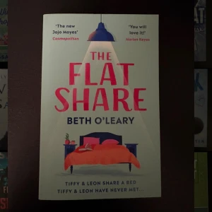 The Flatshare - En charmig och modern bok om Tiffy och Leon som delar lägenhet – och säng – utan att ha träffats. Perfekt för dig som gillar feelgood, humor och oväntade möten. Rekommenderas av Cosmopolitan och Marian Keyes.