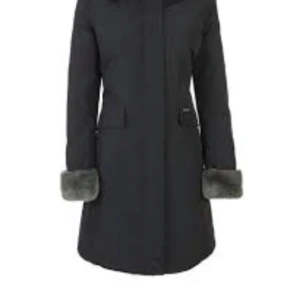 Svart dunjacka från Woolrich med päls storlek 36 - Säljer en svart parkajacka från Woolrich med fluffig brun äkta päls på insidan, huvan och ärmsluten. Jackan är inköpt i New York för $1600 ( ca 15.500kr) . Jackan har aldrig sålts i Sverige och är helt unik. Figursydd, Storlek 36, väldigt varm. 