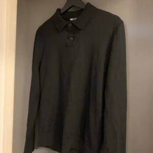 Svart pikétröja från Zara - Svart pikétröja från Zara i storlek M. Är liten så passar S och xs