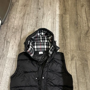 Burberry jacka  - Säljer en oanvänd burberry jacka som man kan göra till en väst också i strl 5XL 