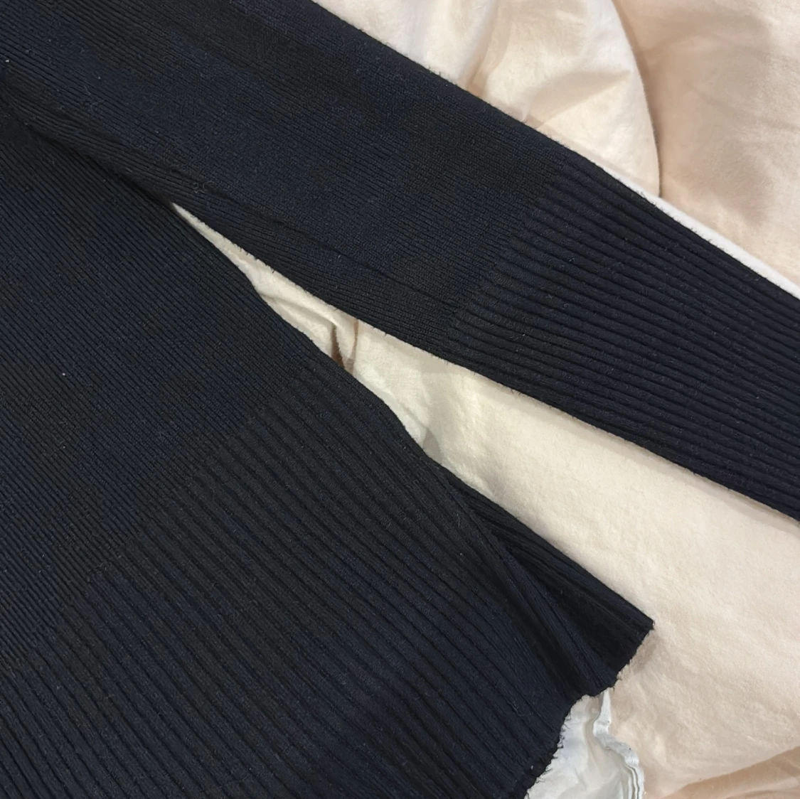 Svart ribbad långärmad tröja - 3