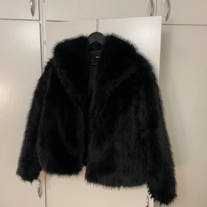 Svart pälsjacka från Gina Tricot - Svart pälsjacka, perfekt till vinter! Använd men i nyskick. Oversized. 