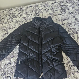 Svart höstjacka - Storlek S, köpt för 699 kr, ny & oanvänd