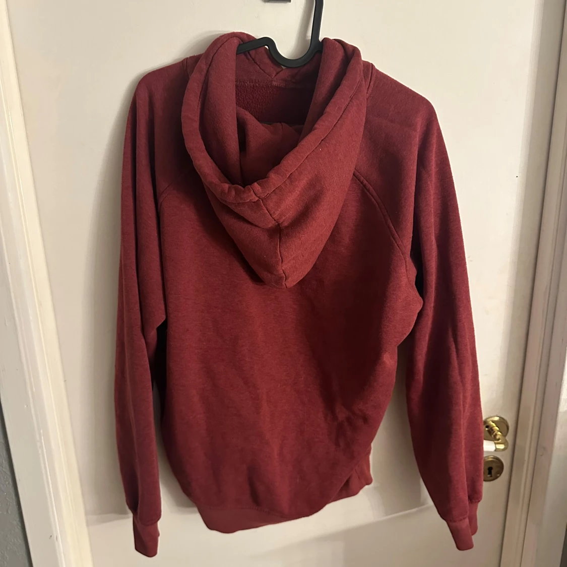 Vinröd hoodie från Bik Bok - 1