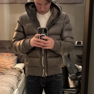 Moncler jacka - Hej, säljer nu min moncler jacka jag haft ett tag men sugen på nått nytt. Jackan är i storlek 2 och är i ett mycket gott skick, den har en lagning vid handleden som inte märks när man har på sig den och serie tidningen har lossnat. Jackan är grå, men kan uppfattas som lite beige. Sällsynt modell och otroligt snygg. Köpt på Vinted för 4000kr, mitt pris 3500kr. 