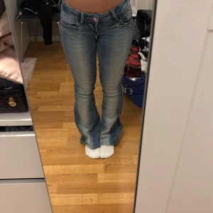 Lågmidjade bootcut jeans i ljusblå denim - Säljer ett par snygga lågmidjade bootcut jeans i ljusblå från gina young 14+. Nästan aldrig använda, storlek xs passar mig som är 165 och vanligtvis bär 34.