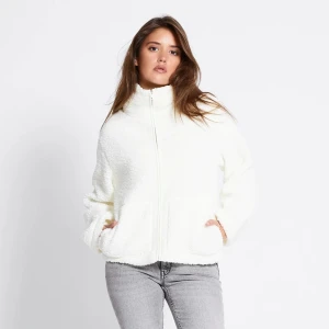 Teddyjacka från Lager 157 - Säljer min mysiga Teddy jacka från Lager 157 i vit färg, som det är stor efterfrågan på! Funkar bra både på höst o vår som en tunnare jacka men även inomhus. Passar S/M. Säljs för 300kr på hemsidan