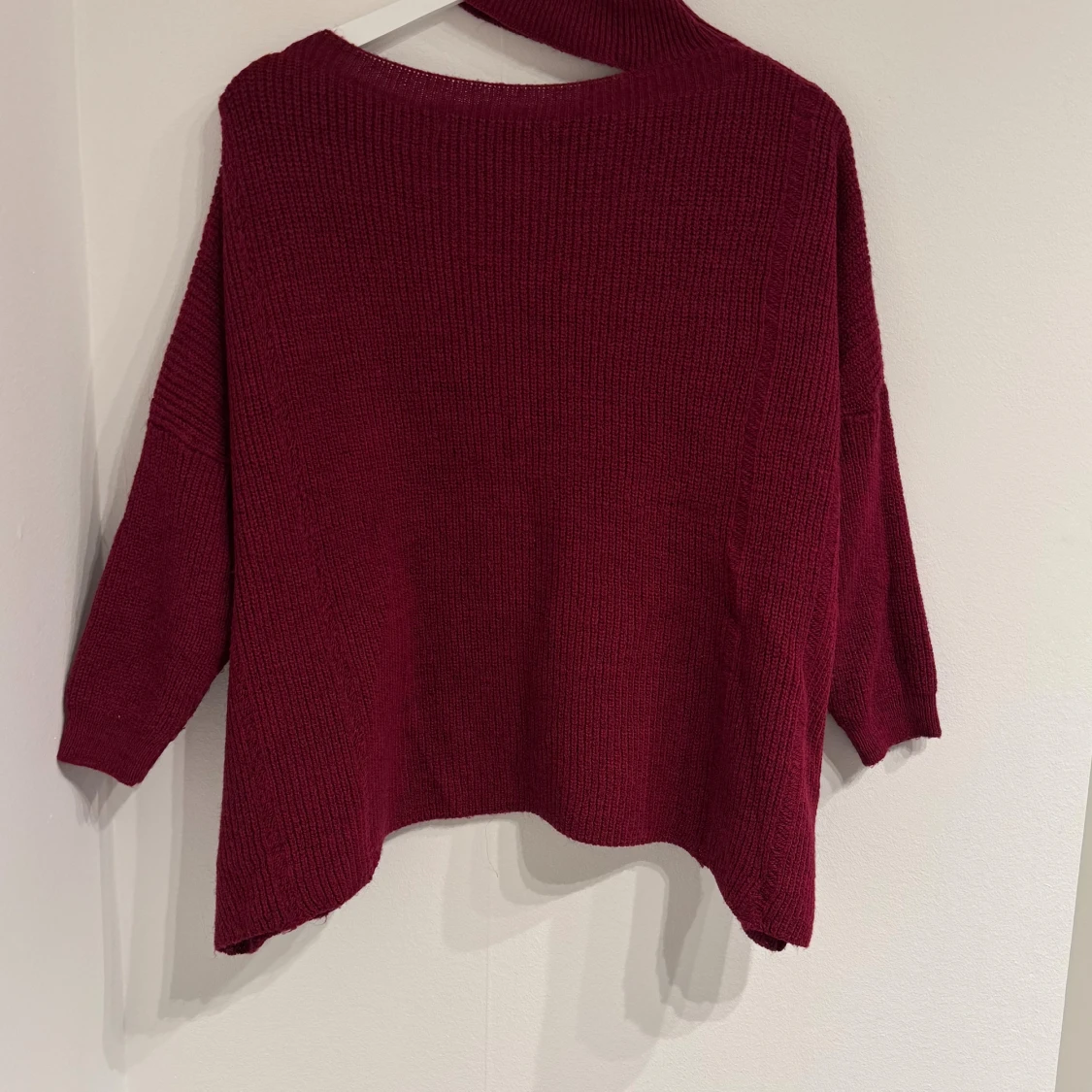 Vinröd stickad tröja med hög krage - 1