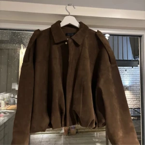 Brun mocka bomberjacka oversized - Jättesnygg jacka, ser precis ut som den från Zara men han ingen lapp!! Köptes på vinted😊i nyskick💕