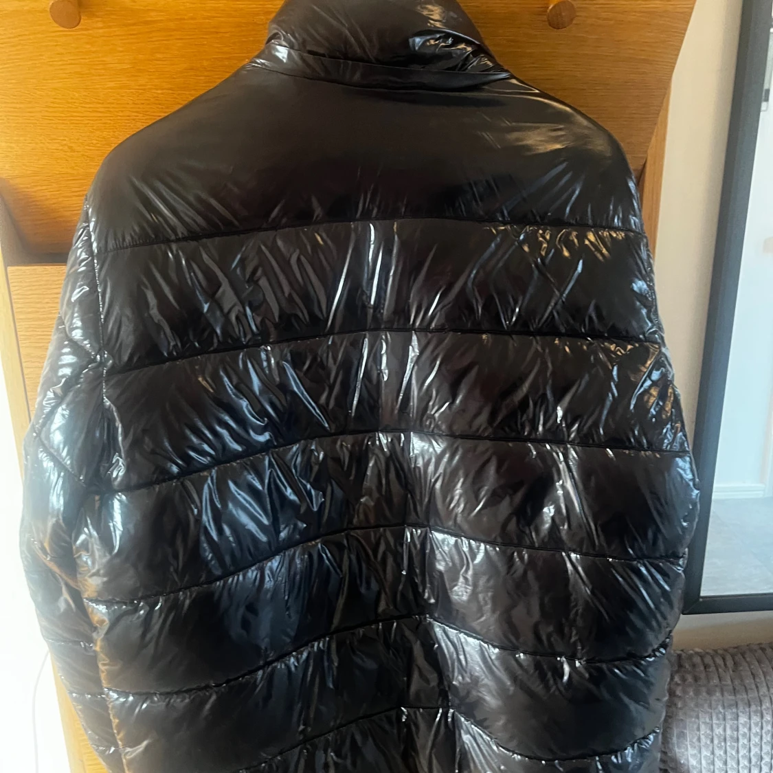 Svart pufferjacka från Guess - 2